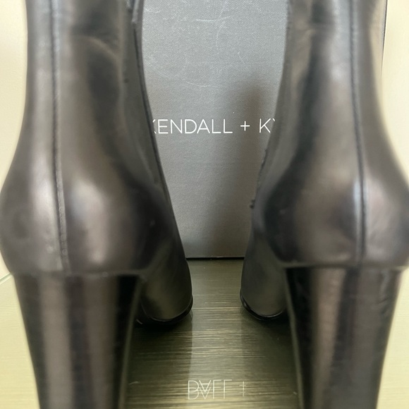 Kendall & Kylie Black Finley Pull On Pointy Toe Leather Ankle Bootie Size 8 - Picture 6 of 12